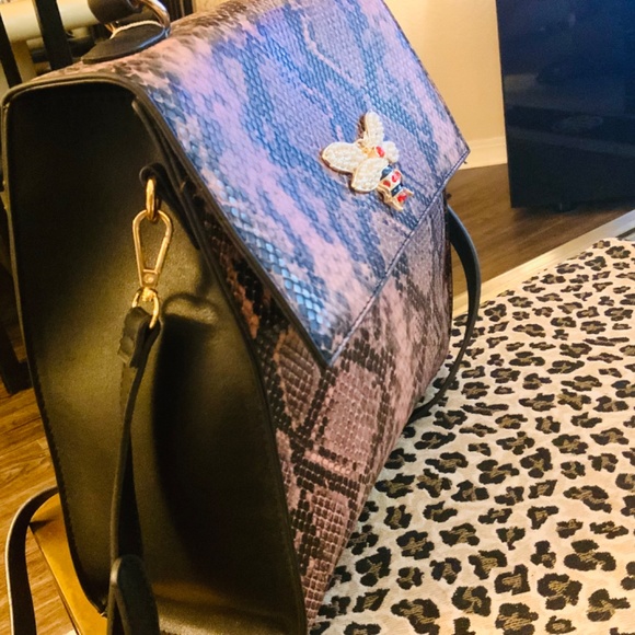 SNAKESKIN PRINT BEE BAG💕CLOSEOUT💕 STUNNING BLUSH BLK Python HANDBAG NWT - Picture 10 of 14
